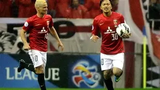 包含浦和红钻击败神户胜利船，J联赛前四竞争激烈的词条