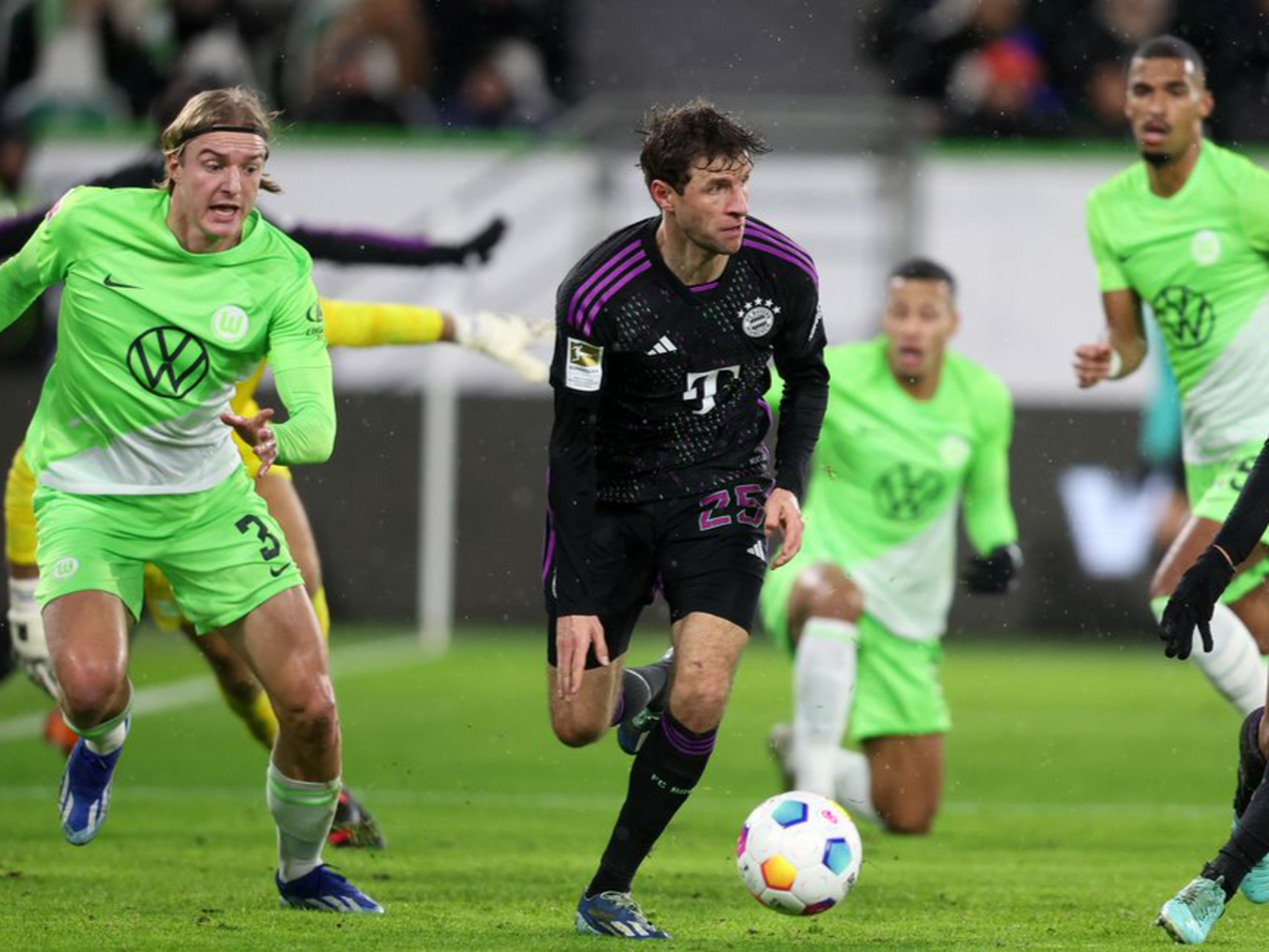 拜仁慕尼黑德甲战胜沃尔夫斯堡凯恩头球命中(1516赛季德甲第六轮拜仁主场迎战沃尔夫斯堡)